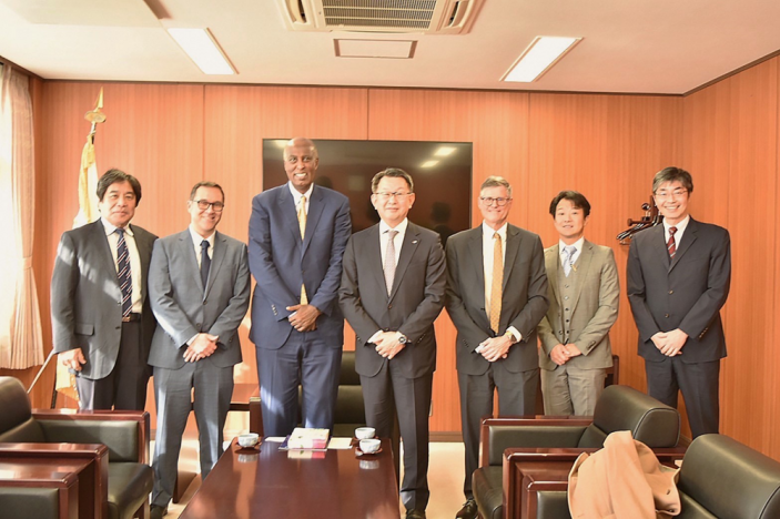 横手 幸太郎学長はじめ来訪者との記念写真